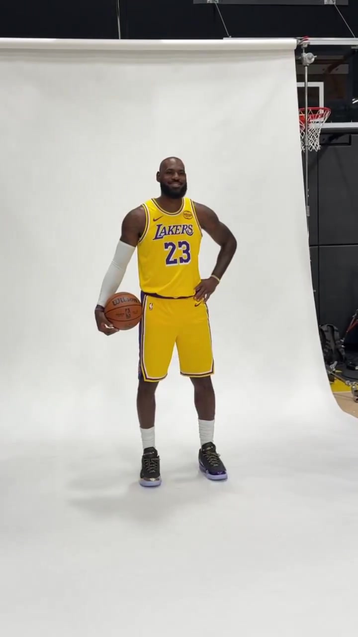 NBA官推曬詹姆斯拍攝定妝照：LBJ參加史無前例的第23個(gè)媒體日！