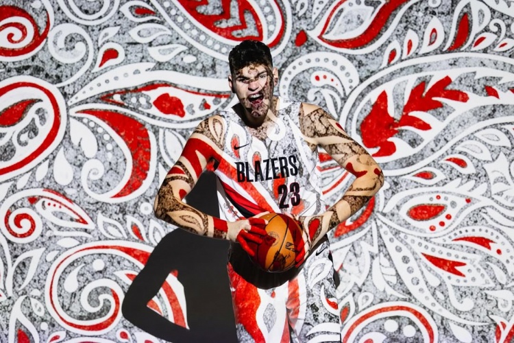 開拓者首發(fā)中鋒？克林根社媒曬顏色絢爛的定妝照：NBA第二年